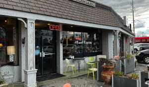 Outdoor seating at DeBeen Coffee